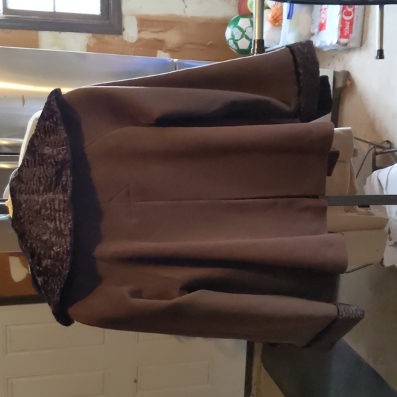 Brown jacket with faux fur collar - Picture 5 of 7